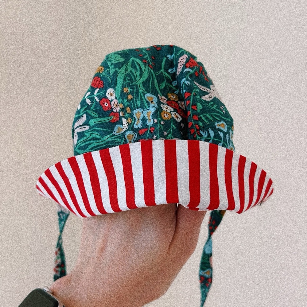 Reversible baby bonnet